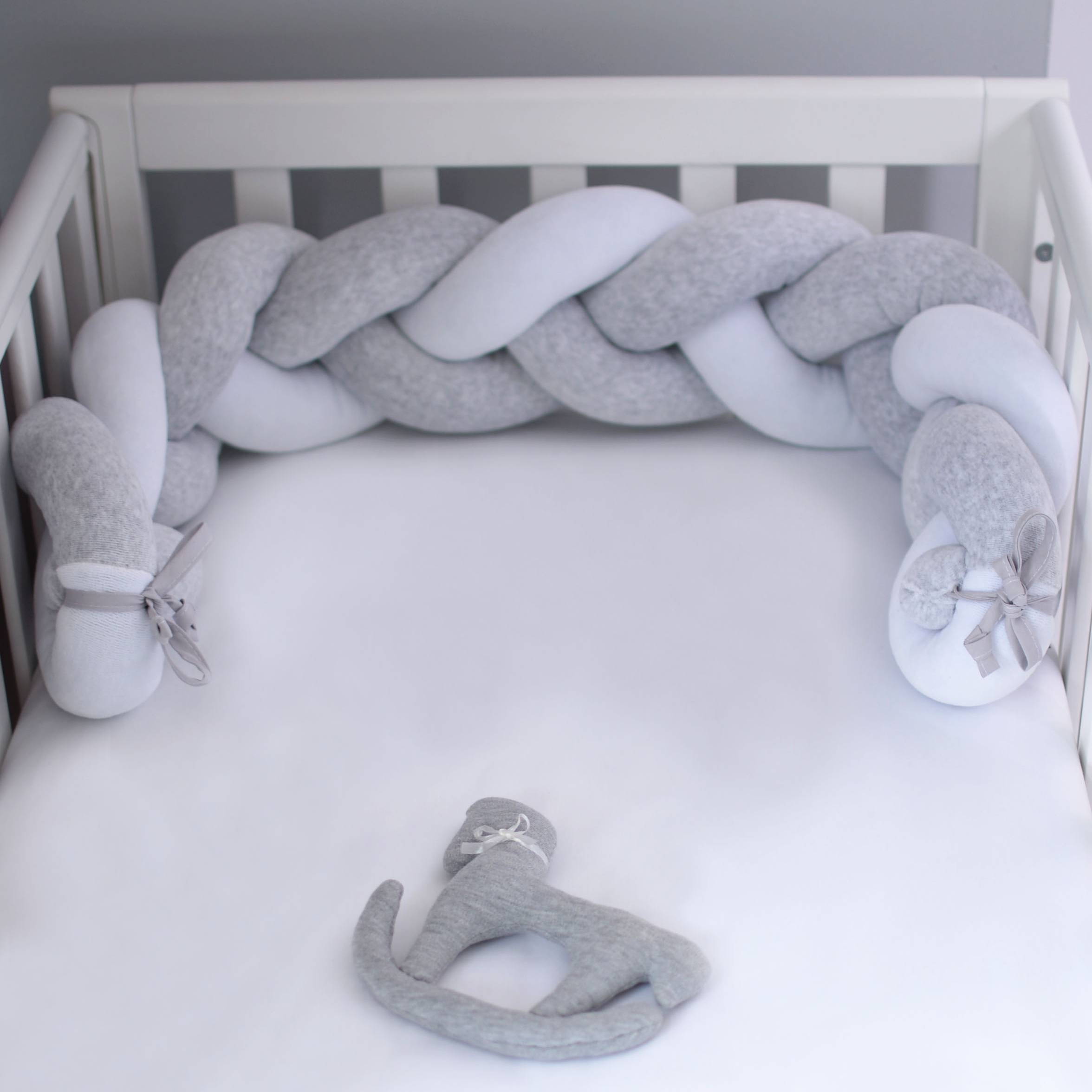 Бампер-коса Light Grey Melange для немовлят в ліжечко іграшка Бампер-коса Light Grey Melange для младенцев в кроватку  угол