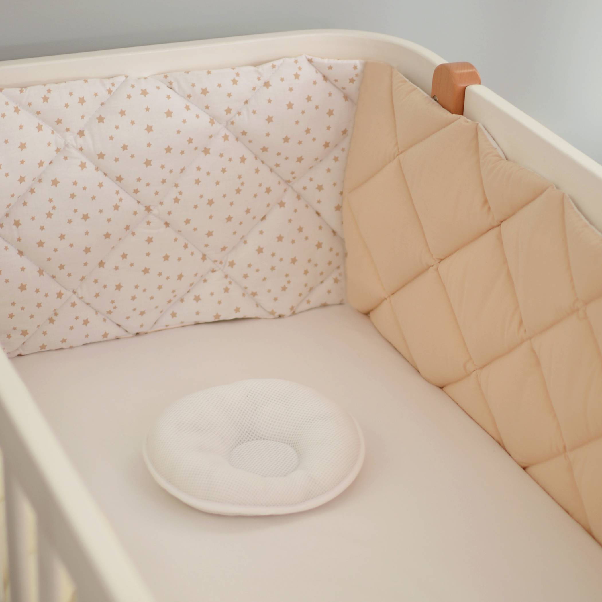 Захист на боковини ліжечка зірка біло-бежевий з трьох частин