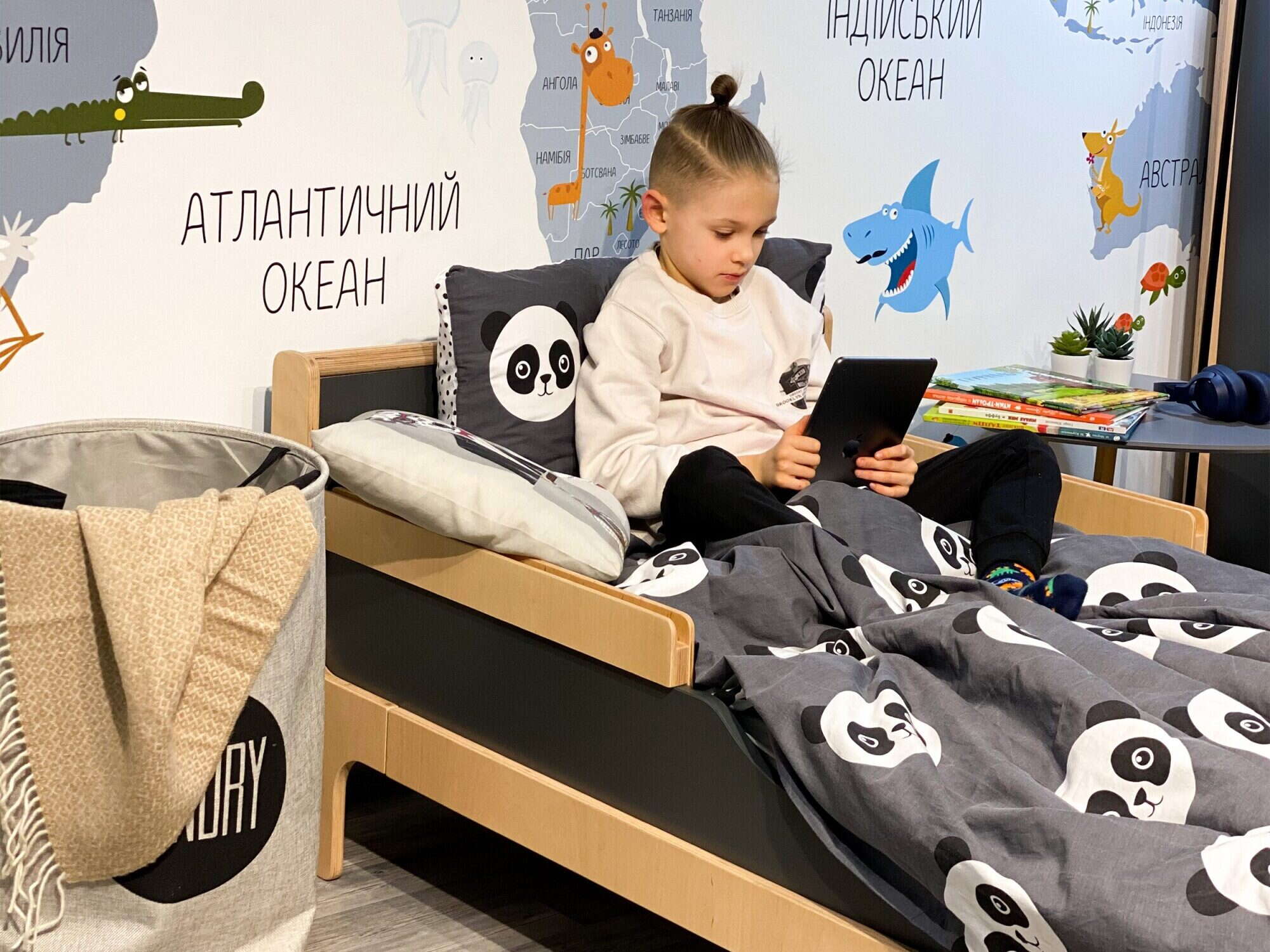 Ніцца темно сіра кімната для підлітків ліжко бік