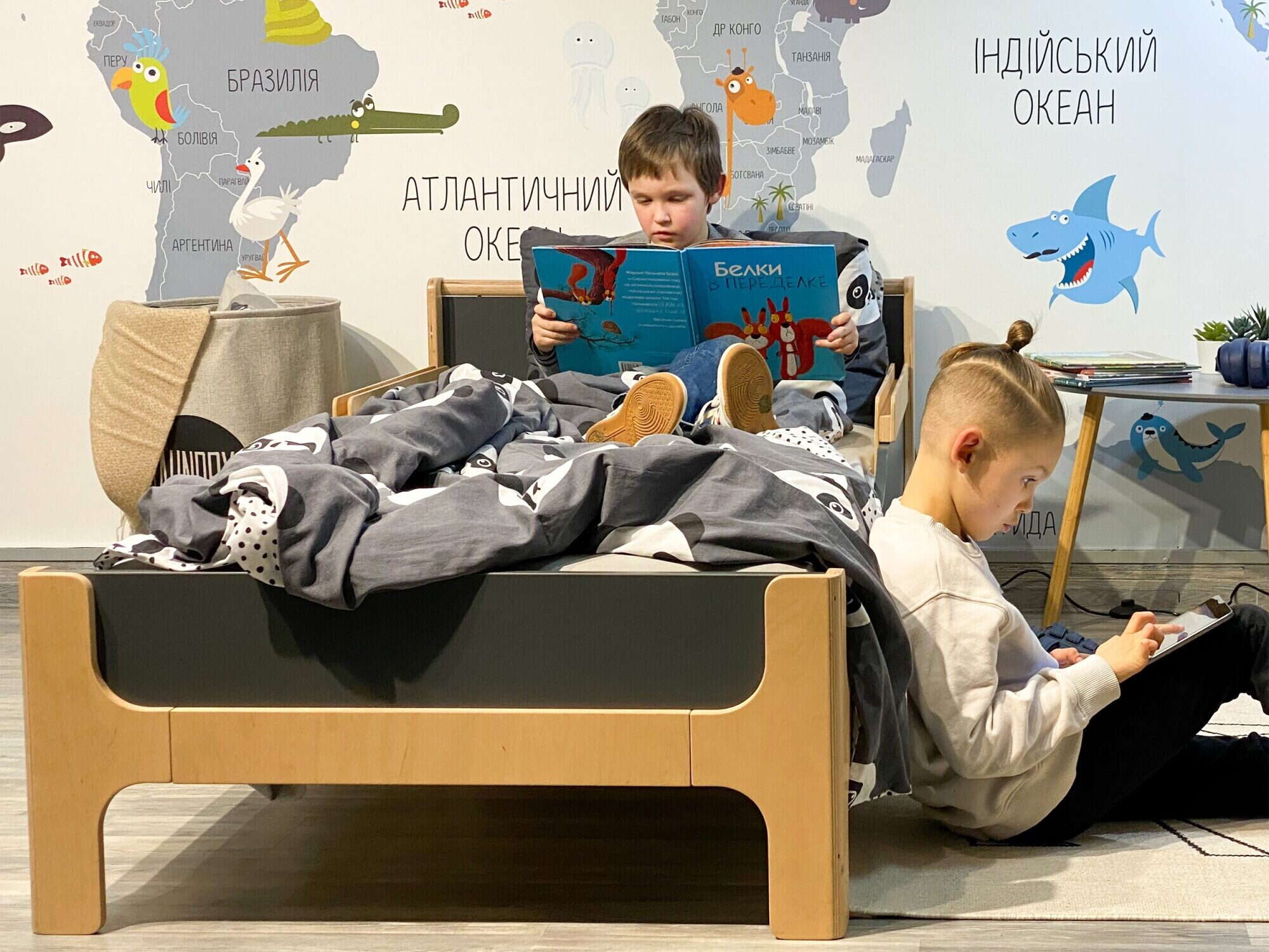 Ніцца темно сіра кімната для підлітків ліжко