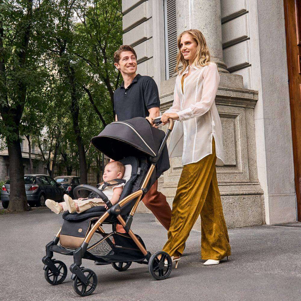 Прогулянкова коляска Гуді Прімо Chicco, чорна в місті