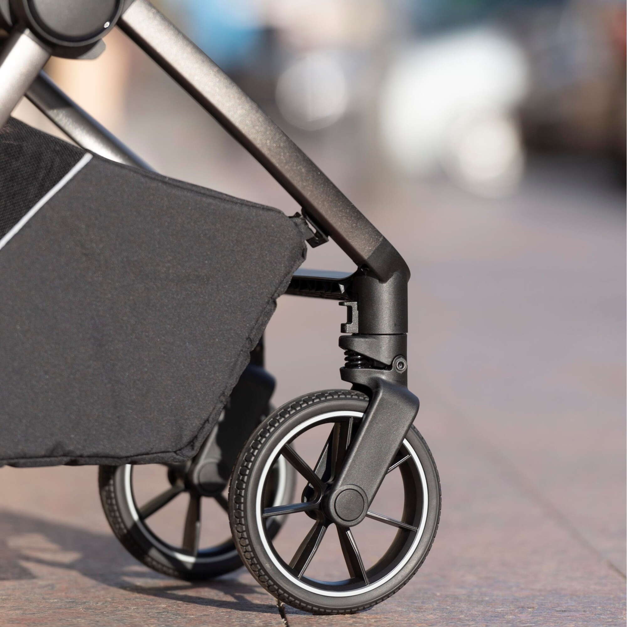 Задні колеса коляски Carrello Ultra блакитного кольору, крупний план 