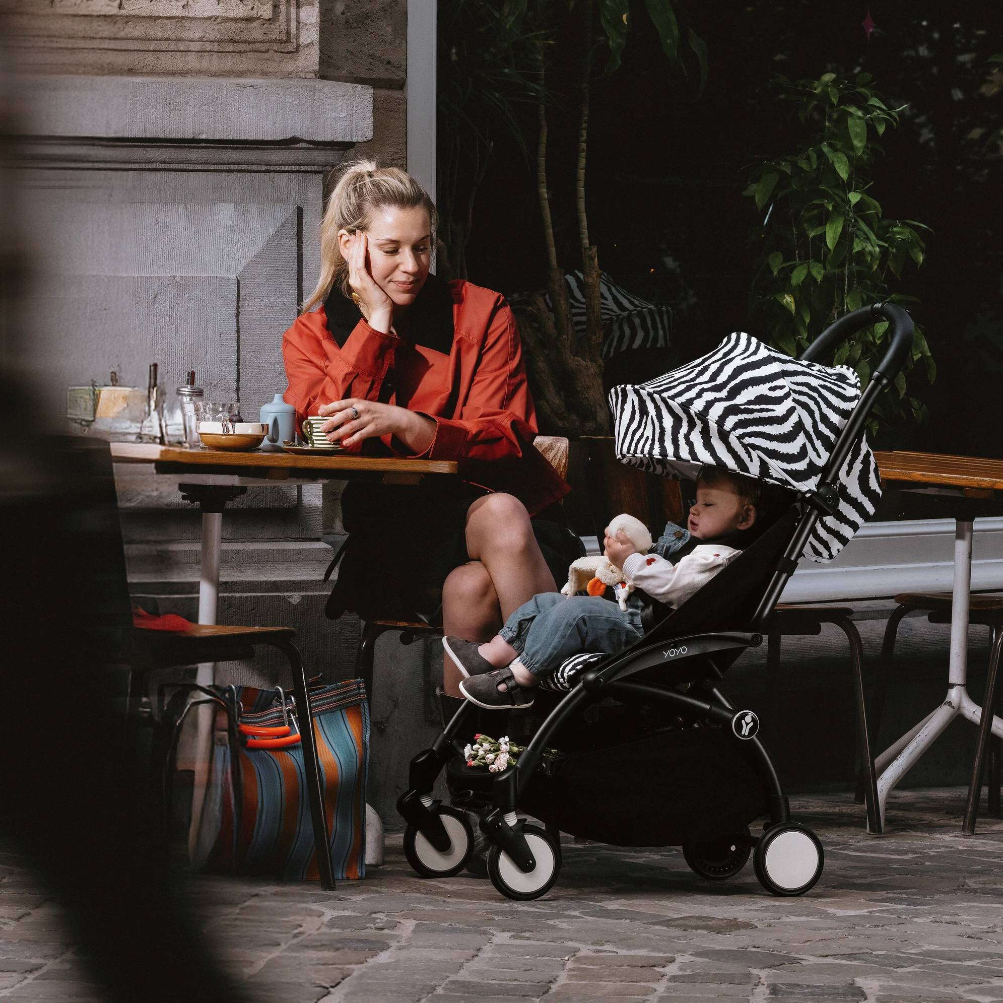 Коляска прогулянкова Stokke YOYO WILD Shell Black, чорно-біла стіл|